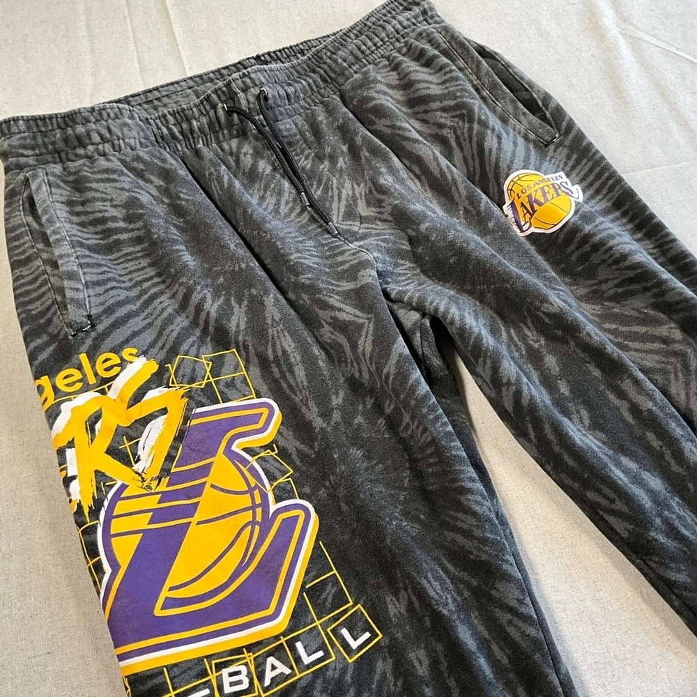 Mens NBA Los Angeles Lakers Gray Basketball BOLD Graphic Print Sweatpants (2XL)